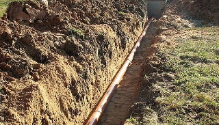 Копка траншей для водопровода в Осинниках: цена за метр от 933 руб.